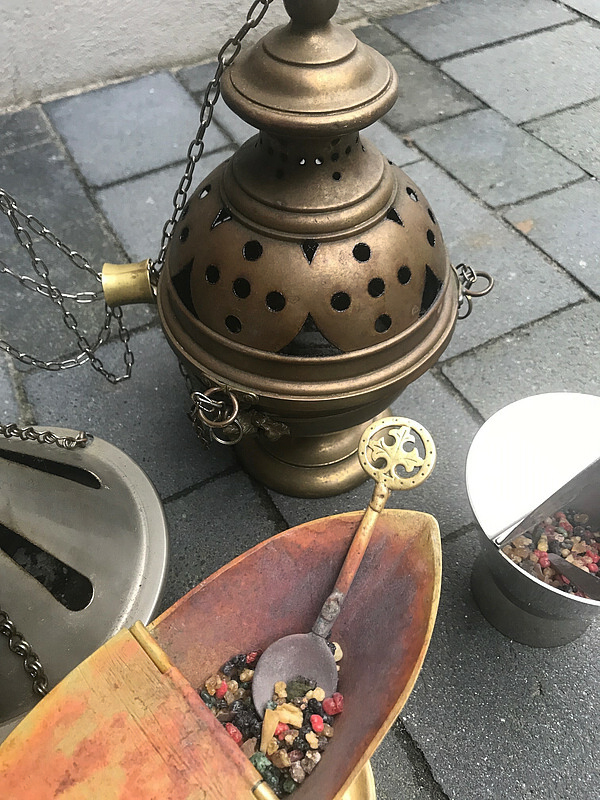 Mancherorts waren die Sernsinger auch mit Weihrauch unterwegs.